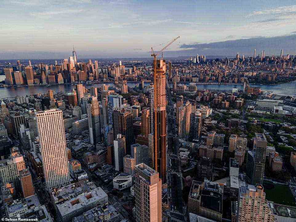 Oben abgebildet ist Brooklyns erster superhoher Wolkenkratzer, der Brooklyn Tower, der jetzt seine Spitzenhöhe von 324 m erreicht hat.