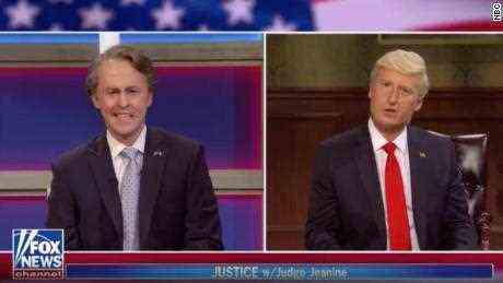 Glenn Youngkin, gespielt von Alex Moffat, (links) und James Austin Johnsons Donald Trump (rechts) bei Saturday Night Live am 6. November 2021.