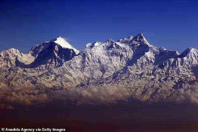 Eine Explosion des Meereslebens vor zwei Milliarden Jahren hat dazu beigetragen, die Berge auf der Erde zu bilden, einschließlich des ikonischen Himalaya (im Bild), zeigt eine neue Studie