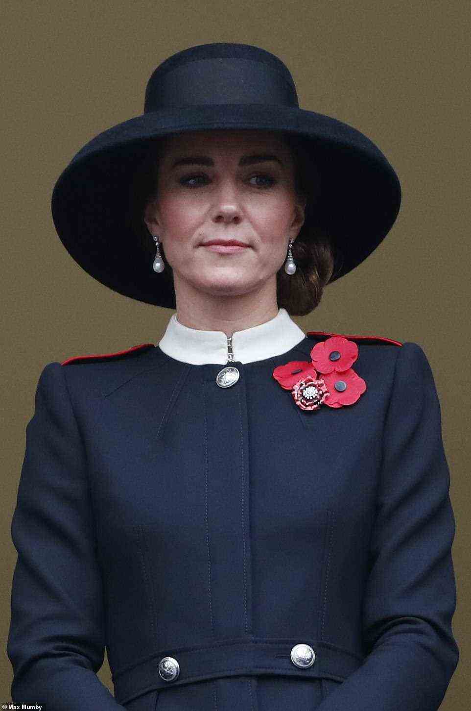 Kate Middleton, 39, zog am Remembrance Sunday einen maßgeschneiderten Alexander McQueen-Fallmantel im Militärstil an, als sie sich heute Morgen mit anderen Royals zum 11-Uhr-Gottesdienst in Whitehall zusammenschloss – die Königin sollte teilnehmen, wurde aber von Ärzten davon abgeraten, die Reise am Samstag anzutreten