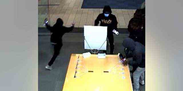 Vier Verdächtige, die an dem jüngsten Einbruchdiebstahl beteiligt waren, zielten am Mittwoch auf einen Apple-Store in Santa Rosa, Kalifornien, ab, teilten die Behörden mit. 