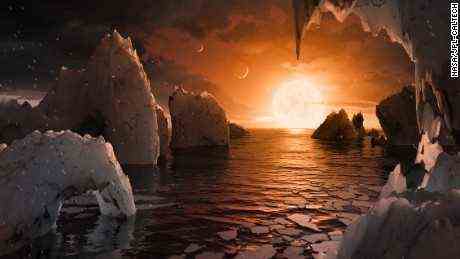 Dies ist ein künstlerisches Konzept der Oberfläche des Exoplaneten TRAPPIST-1f im Trappist-1-System, das sieben erdgroße Planeten enthält.