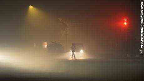 Fahrzeuge fahren bei schlechter Sicht aufgrund einer dicken Smogschicht in der Diwali-Nacht am 4. November in Neu-Delhi, Indien.