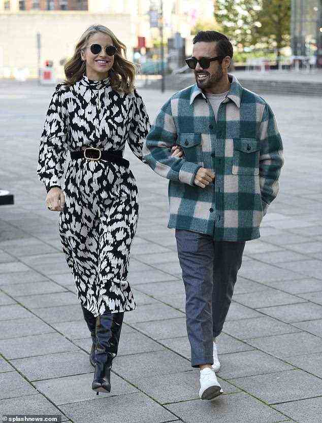 Leuchtend: Die schwangere Vogue Williams zeigte einen Hauch von ihrem Babybauch, als sie am Donnerstag in Leeds mit Ehemann Spencer Matthews zu Stephs Lunchpaket ging