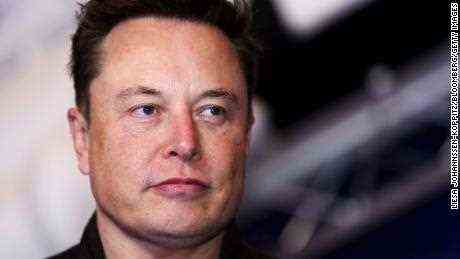 Elon Musk wird nicht bezahlt, kauft Sachen oder zahlt Steuern wie du es tust