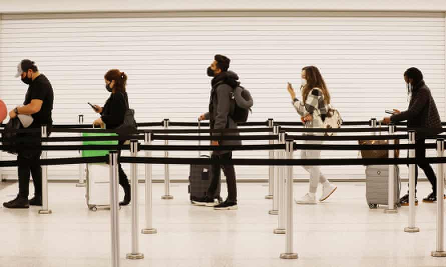 Passagiere stehen am Flughafen Logan in Boston Schlange.