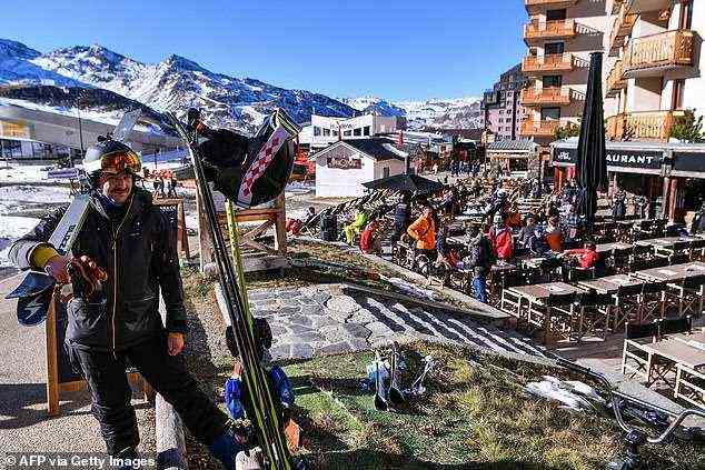 Briten, die dieses Jahr in der Schweiz Ski fahren möchten, müssen sich nun einer 10-tägigen Covid-Quarantäne gegenübersehen, um in das Land einzureisen, aber diejenigen, die durch das Land nach Frankreich reisen (im Bild), wurden ausgenommen
