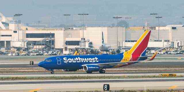 Eine Boeing 737-7H4 von Southwest Airlines kommt am 15. September 2020 am internationalen Flughafen von Los Angeles an.