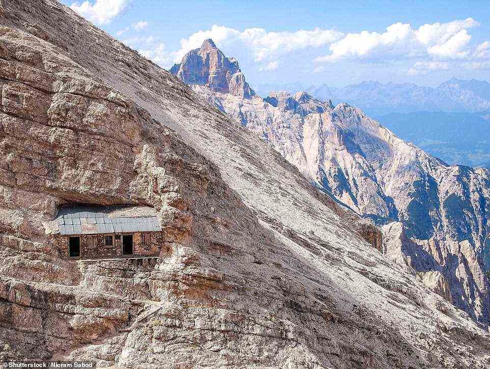 Abgebildet ist eine verlassene Zuflucht aus dem Ersten Weltkrieg, eingebettet in das Monte Cristallo-Massiv in den italienischen Dolomiten