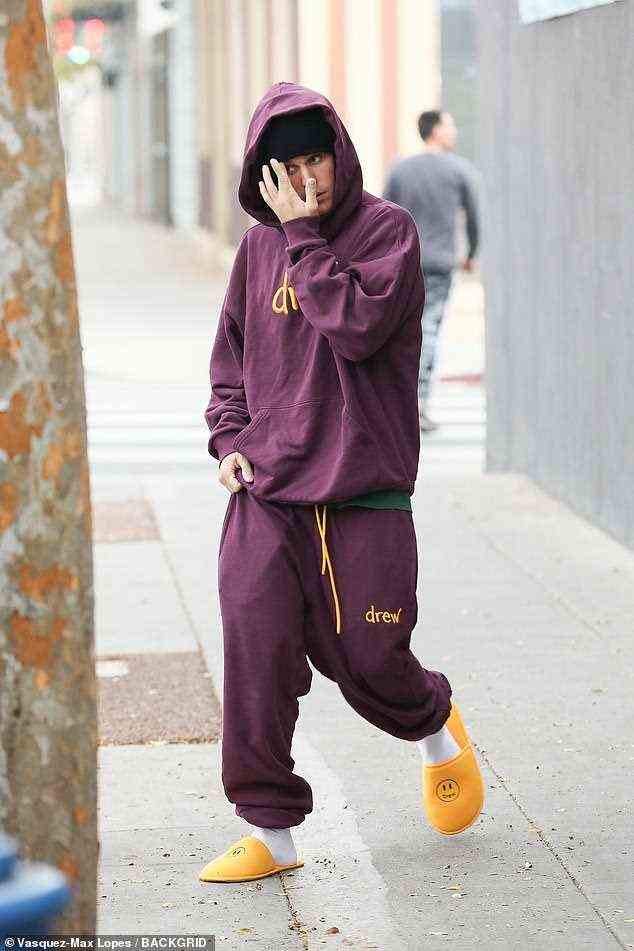 Unterwegs: Justin Bieber, 27, nutzte seine Freizeit und machte sich am Samstag in Drew-Jogginghose und passendem Hoodie auf einen Besorgungslauf in Los Angeles
