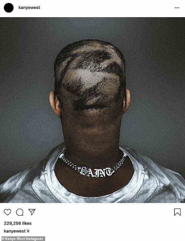Hintergrundgeschichte: Kanye Wests abgehackter, ungleichmäßiger neuer Haarschnitt ist eine Hommage an den berüchtigten rasierten Kopf von Britney Spears, den sich die Popprinzessin 2007 während eines Nervenzusammenbruchs selbst geschoren hat, enthüllte er in einem Podcast am Donnerstag
