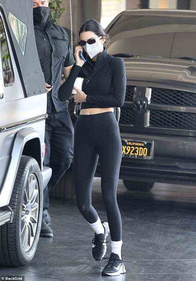 Macht ihr Ding: Kendall Jenner entschied sich für ein körpernahes Outfit, das ihre durchtrainierte Form betonte, als sie am Dienstag zu einem Geschäftstreffen in Los Angeles kam
