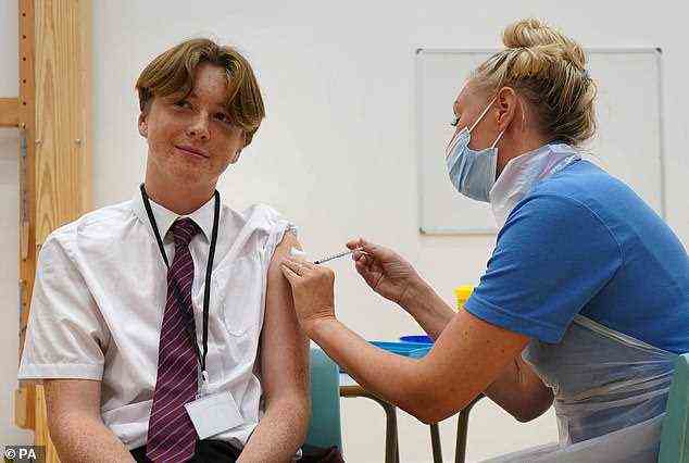 Der 15-jährige Quinn Foakes erhält im September eine Covid-19-Impfung an der Belfairs Academy in Leigh-on-Sea, Essex