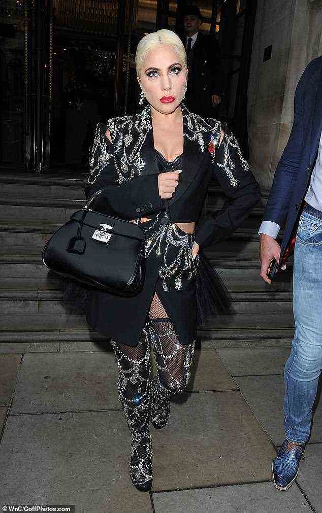 Wow: Lady Gaga sah phänomenal aus, als sie am Freitag während ihres House Of Gucci-Werbepfads in einem glitzernden schwarzen Blazerkleid mit Cut-Outs austrat