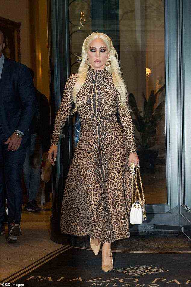 Fashionista: Lady Gaga zeigte ihre modischen Referenzen, als sie am Samstag während ihres House Of Gucci-Werbepfads in Mailand in einem Kleid mit Leopardenmuster heraustrat