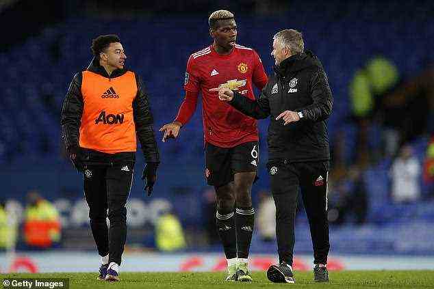 Manchester United hat Paul Pogba (Mitte) zu einem Trainingslager bei warmem Wetter in die Vereinigten Arabischen Emirate geschickt