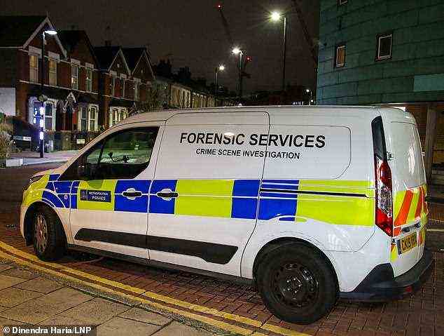 Ein forensisches Auto, das nach Doppelmordermittlungen vor einem Wohnblock in der Mayes Road, Wood Green im Norden Londons geparkt war