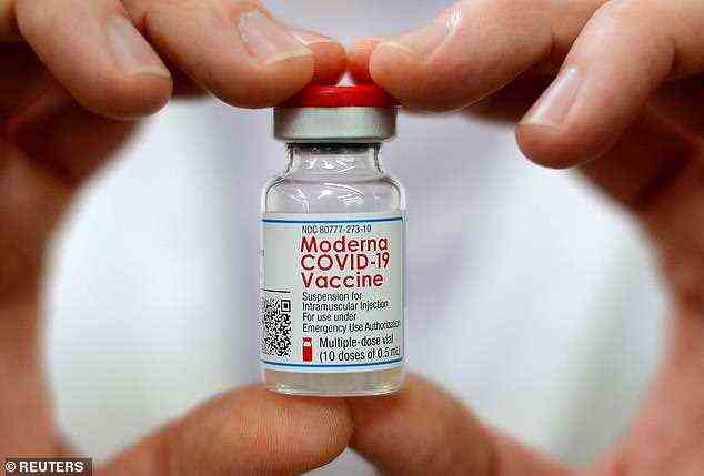 Moderna hat seinen Antrag auf Zulassung seines COVID-19-Impfstoff-Boosters bei der FDA eingereicht.  Im Bild: Ein Walmart-Apotheker hält eine Durchstechflasche mit dem Moderna-Impfstoff, Februar 2021