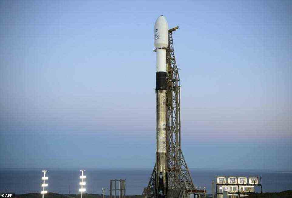 Auf diesem von der NASA veröffentlichten Bild ist die SpaceX Falcon 9-Rakete mit dem Double Asteroid Redirection Test (DART) an Bord bei Sonnenaufgang am 23. November 2021 zu sehen