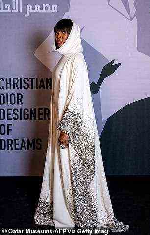 Wow: Naomi Campbell glänzte in einem mit Pailletten verzierten weißen bodenlangen Kleid, als sie am Freitagabend in der Dior Designer of Dreams-Ausstellung in Katar ankam