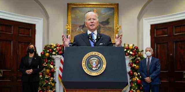 Präsident Joe Biden spricht am Montag im Roosevelt Room des Weißen Hauses über die COVID-19-Variante namens Omicron.