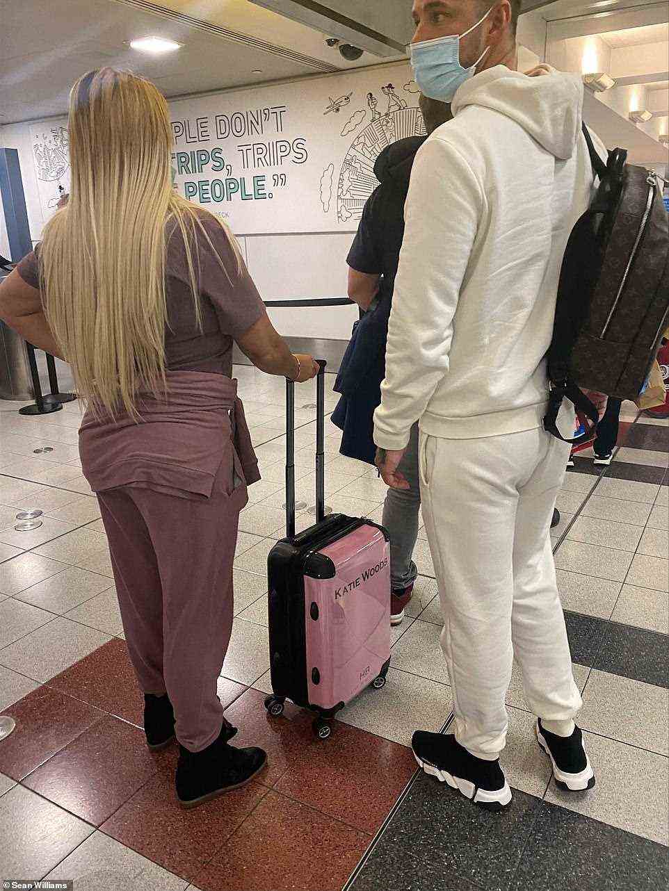 Großbritannien gebunden: Katie Price und Verlobter Carl Woods bereiteten sich darauf vor, am Dienstag nach Hause nach Großbritannien zu fliegen, als die beiden nach ihrem einwöchigen Ausflug in die bevölkerungsreiche Stadt am Flughafen von Las Vegas gesichtet wurden