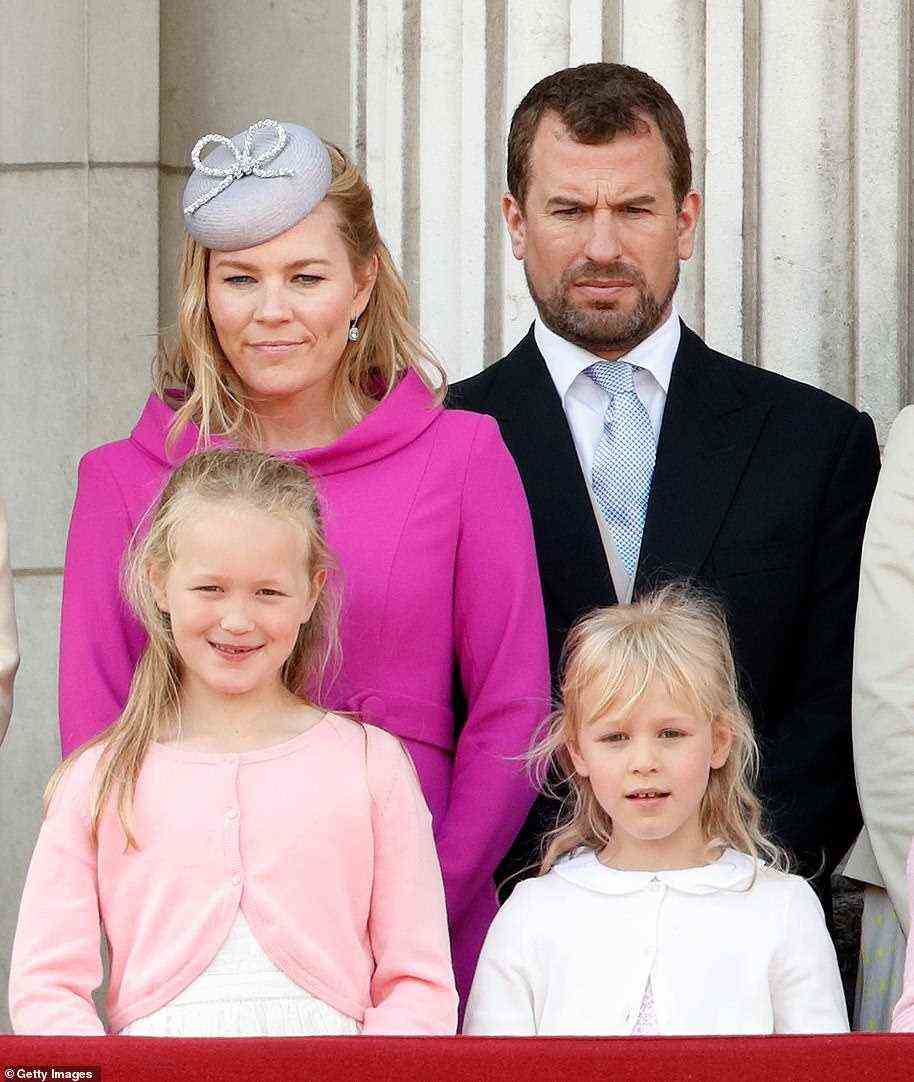 Die zehnjährige Savannah Phillips, die 2010 geboren wurde, ist die älteste Urenkelin der Königin und Philip (links), während ihre jüngere Schwester Isla gerade neun Jahre alt ist und im Jahr 2012 zum diamantenen Jubiläum der Königin geboren wurde (im Bild) mit Herbst und Peter im Jahr 2019)