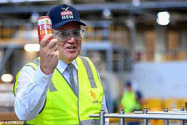 Premierminister Scott Morrison zielte während einer Tour durch die Tooheys-Brauerei in Sydney auf Annastacia Palaszczuk und ihre Regierung in Queensland wegen ihres Impfmandats ab