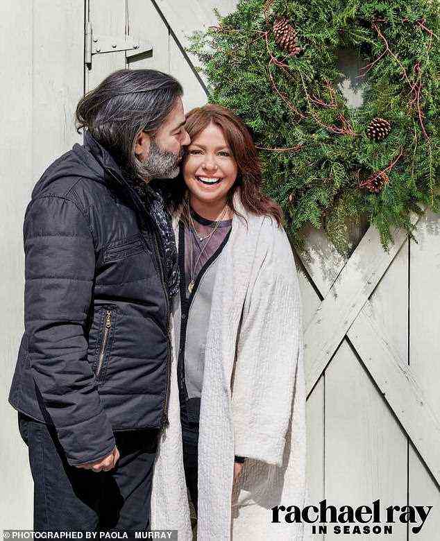 Urlaubsküsse!  Rachael Ray fühlte die Liebe, als sie mit ihrem Ehemann John Cusimano für die Weihnachtsausgabe 2021 ihres Magazins in Weihnachtsstimmung kam