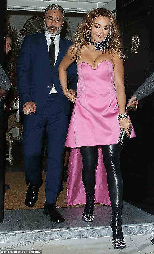 Stilvoll: Rita Ora strahlte Glamour aus, als sie am Montag mit der Beau Taika Waititi zu einer mit Stars besetzten Nacht im Maison Estelle in Mayfair ausging