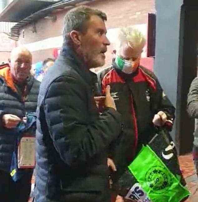 Roy Keane konfrontierte wütend einen Manchester United-Fan, als er am Samstag im Old Trafford Autogramme gab