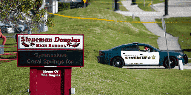 DATEI: Polizeibeamte blockieren den Eingang zur Marjory Stoneman Douglas High School am 15. Februar 2018 in Parkland, Florida, nach einer tödlichen Schießerei an der Schule.