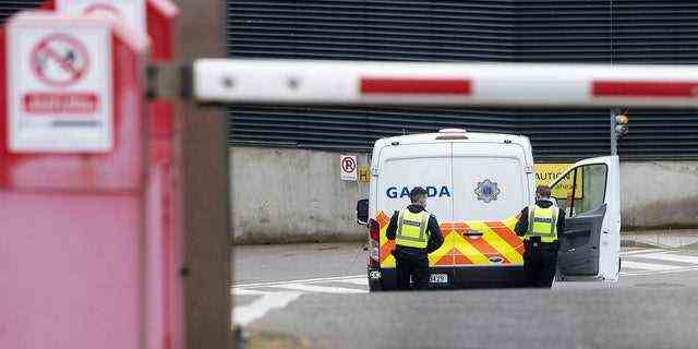 Die hier gezeigten Mitglieder der irischen Polizei reagierten auf den Vorfall. 