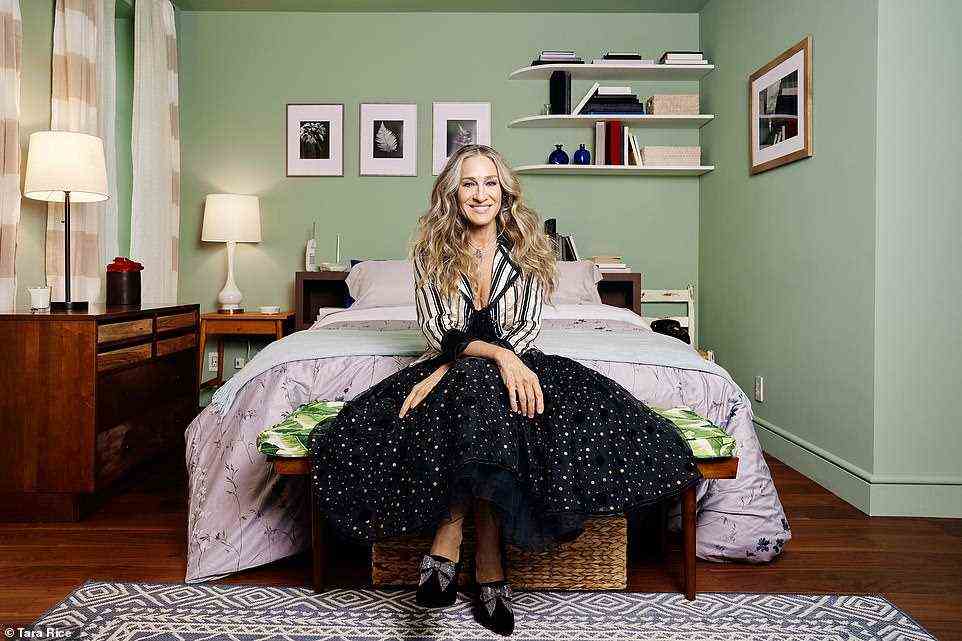 Eine atemberaubende Nachbildung der Brownstone New Yorker Wohnung, in der Carrie Bradshaw von Sex And The City lebte, wird von Airbnb vermietet - und Sarah Jessica Parker (oben, abgebildet in der einzigartigen Vermietung), die die Figur spielte, wird Gäste begrüßen, wenn Sie kommen an