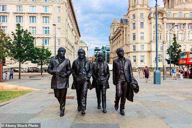Beatlemania: Statuen der Band an der Liverpool Waterfront.  Rob und seine Familie posierten auf ihrer Tour neben den Fab Four