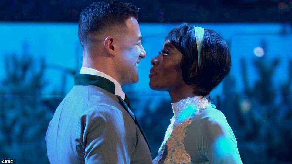 Close: AJ Odudu und Kai Widdrington von Strictly Come Dancing machten die Zuschauer wild, als sie während ihres romantischen Walzers beim Auftakt der Musicals Week am Samstag einen Kuss neckten