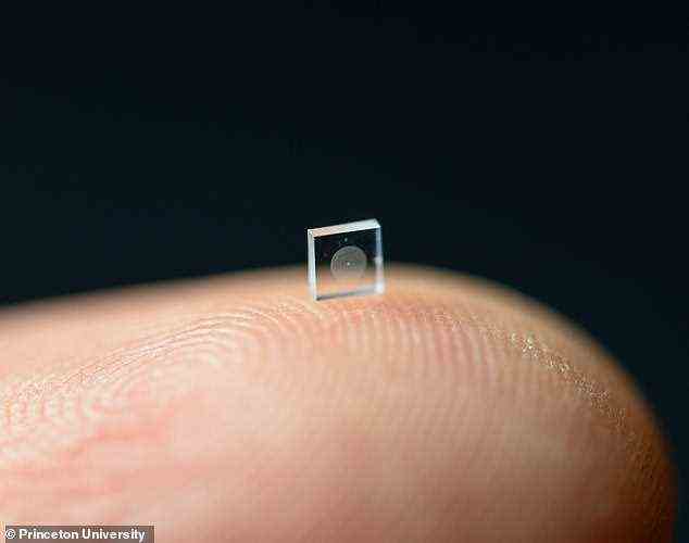 Trotz der Größe eines Salzkorns kann ein neues mikroskopisches Kameradesign gestochen scharfe Vollfarbbilder aufnehmen, die mit 500.000-mal größeren Objektiven vergleichbar sind.  Im Bild: die winzige Kamera