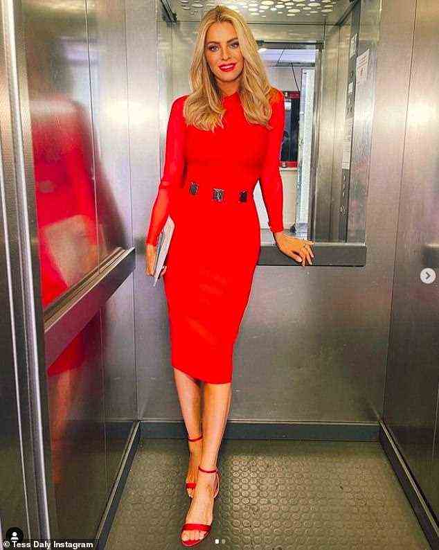 Beeindruckend!  Tess Daly sah in einem figurbetonten roten Kleid sensationell aus, als sie vor der Live-Strictly-Show am Samstagabend für atemberaubende Schnappschüsse posierte