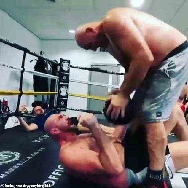 Tyson Fury schreit seinen Vater John an, einen Medizinball auf seinen Oberkörper zu werfen