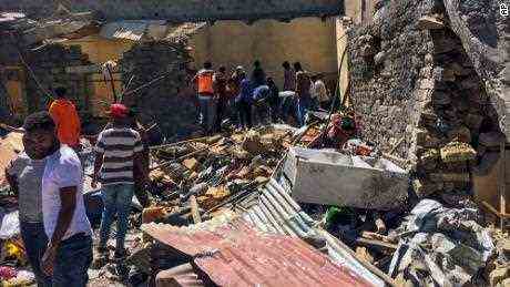 Anwohner durchsuchen am Ort eines Luftangriffs in Mekelle, Tigray, am 28. Oktober den Schutt eines zerstörten Gebäudes.