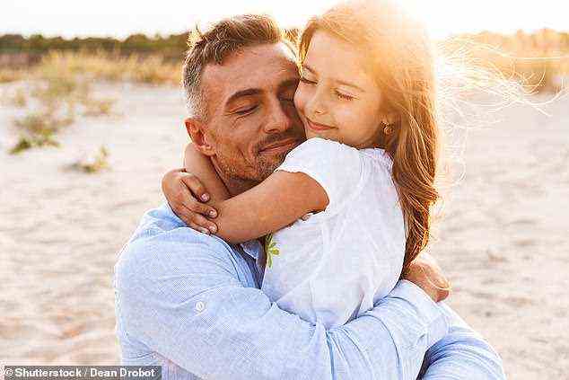 Väter, die mehr Zeit mit ihren Kindern verbringen, haben eine andere Gehirnstruktur als weniger fürsorgliche Väter, ergab eine neue Studie (Stockbild)