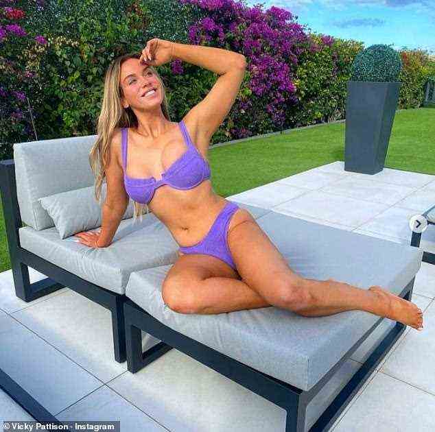 „In den sozialen Medien ist nichts so, wie es scheint!“: Vicky Pattison zeigte ihre Figur aus verschiedenen Blickwinkeln, als sie am Sonntag auf Teneriffa einen lila Crinkle-Bikini anzog