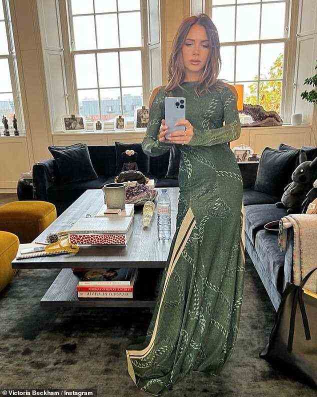Atemberaubend: Victoria Beckham sah makellos aus, als sie am Mittwoch auf Instagram in einem eleganten grünen Kleid mit einem Kettendruck-Design aus ihrem eigenen Modehaus posierte