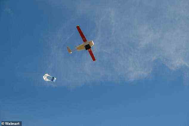 In der Residenz im Nordwesten von Arkansas werden jetzt Drohnen durch den Himmel fliegen, um Waren an die Häuser der Menschen zu liefern, die auf dem lokalen Walmart Neighborhood Market bestellt haben