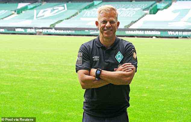 Werder Bremens Manager Markus Anfang ist von seinem Amt zurückgetreten, bis ein Ermittlungsverfahren wegen einer mutmaßlichen Verwendung einer gefälschten Covid-19-Impfdokumentation eingeleitet wurde