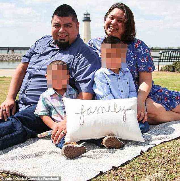 Der sechsjährige Sohn von Garland, Texas, Julian Gonzalez, war eines von zwei Kindern, denen am Sonntag in einer Klinik fälschlicherweise eine Covid-Impfstoffdosis in Erwachsenengröße verabreicht wurde.  Im Bild: Gonzalez und Familie posieren für ein Porträt