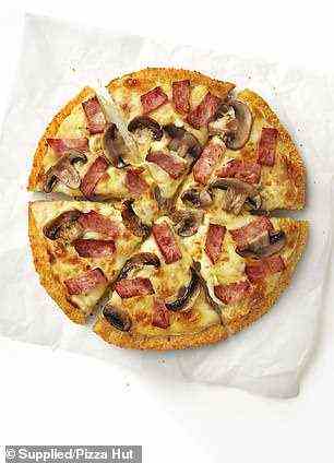 Die Pizza gibt es in vier Geschmacksrichtungen, darunter cremiger Schinken und Pilze