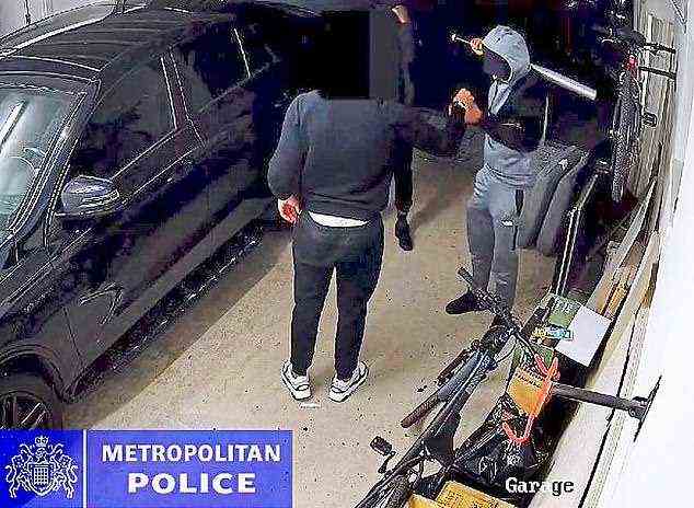 CCTV fängt den Moment ein, in dem Gabriel dem bewaffneten Räuber seine Autoschlüssel und die Uhr übergibt