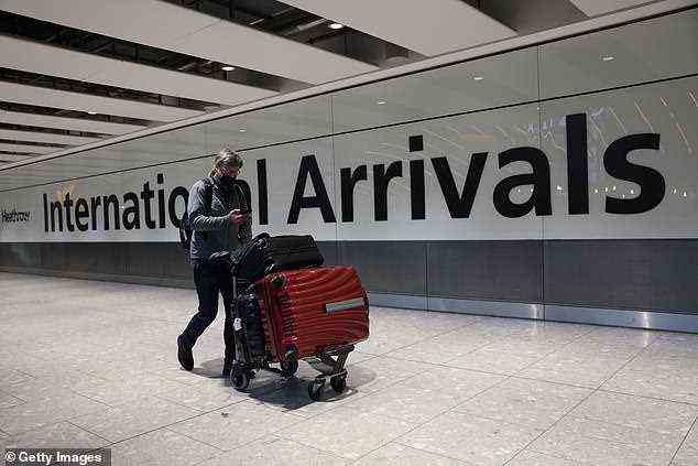 Die Buchungen haben sich verlangsamt, und viele Menschen verschieben ihre Reisen auf Anfang 2022. Im Bild: Passagier am Heathrow Terminal 5 am 28. November
