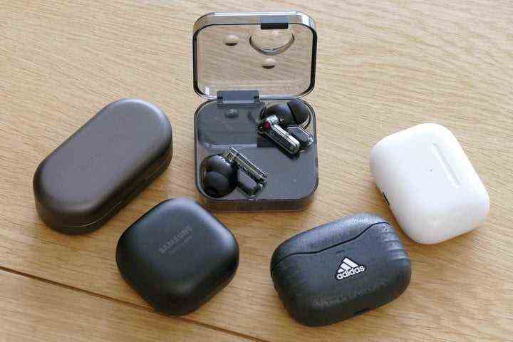 Nothing Ear 1 Black Edition mit konkurrierenden True-Wireless-Kopfhörern.